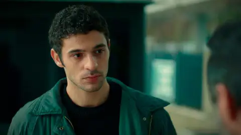 Kadir acepta trabajar con Akif tras enfrentarse a él y devolverle todo su dinero Kadir acepta trabajar con Akif tras enfrentarse a él y devolverle todo su dinero