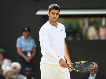 Alcaraz claudica ante un excelso Sinner y se despide de Wimbledon en octavos