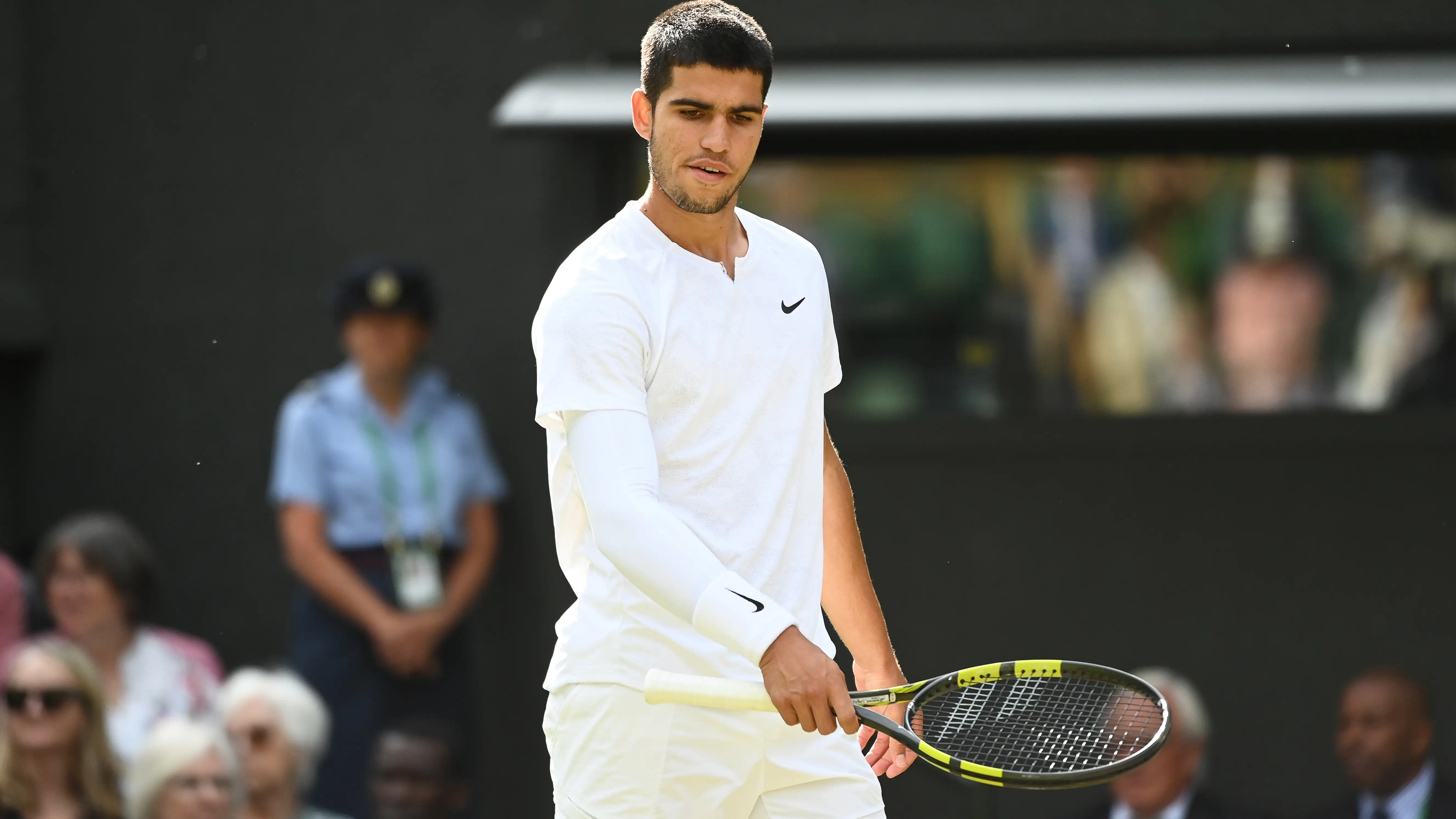 Alcaraz claudica ante un excelso Sinner y se despide de Wimbledon en octavos Alcaraz claudica ante un excelso Sinner y se despide de Wimbledon en octavos