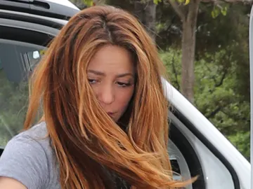 Shakira observa las pintadas en su casa Shakira observa las pintadas en su casa