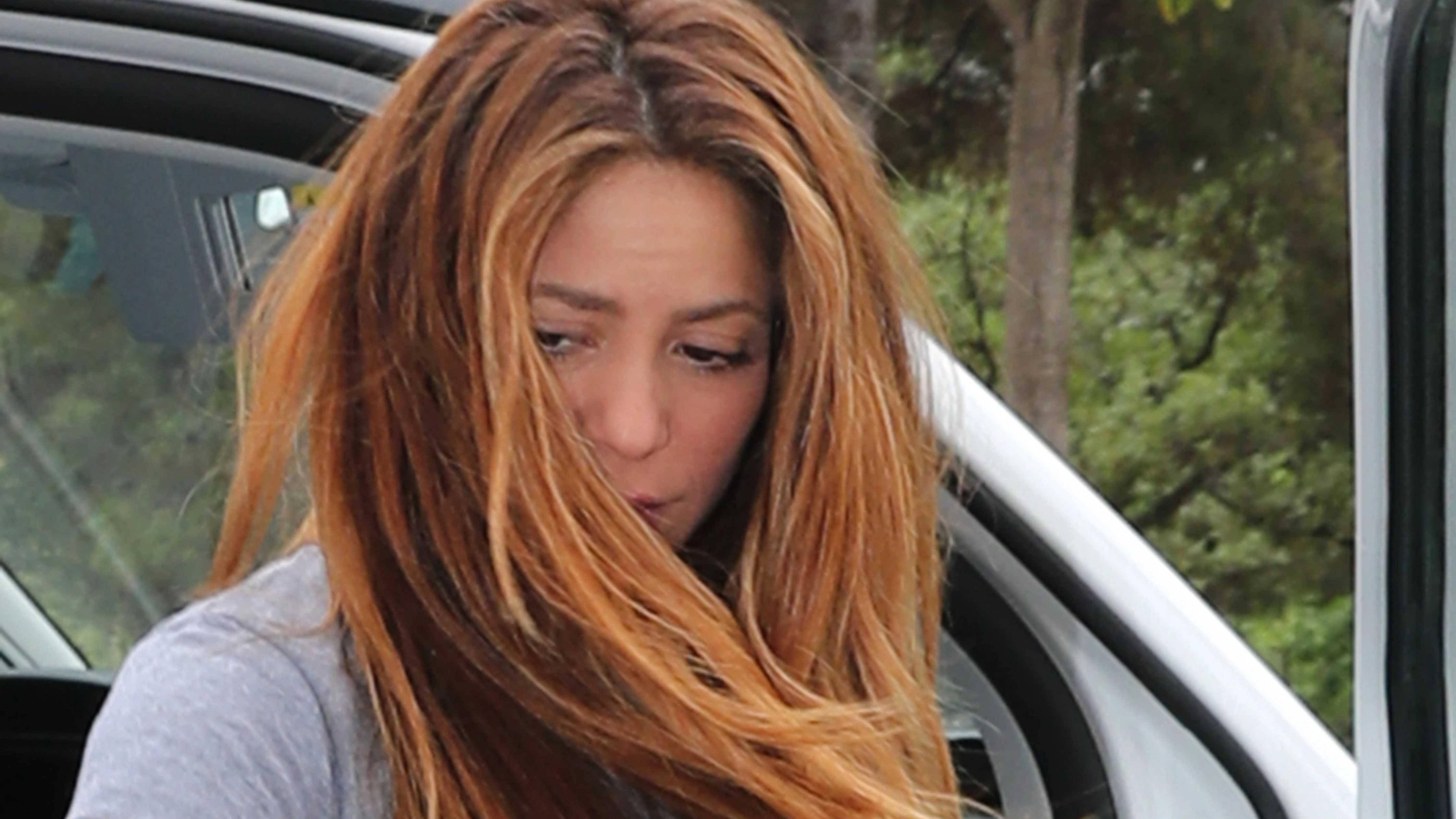 Shakira observa las pintadas en su casa Shakira observa las pintadas en su casa