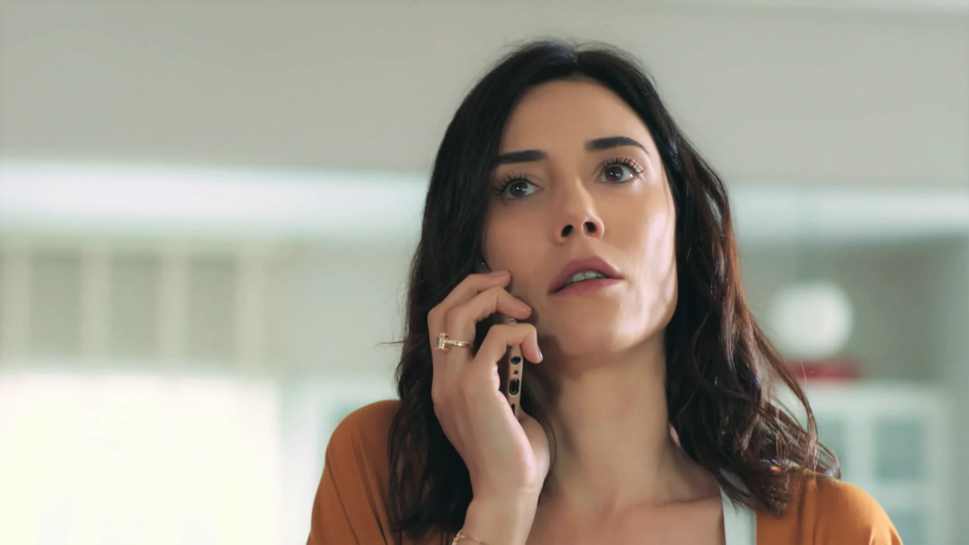 Ali decide irse a vivir con Volkan tras saber que Asya y Aras planean casarse Ali decide irse a vivir con Volkan tras saber que Asya y Aras planean casarse