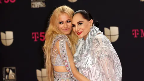 Paulina Rubio y su madre, Susana Dosamantes, en la 34º edición de Lo Nuestro a la Música Latina Paulina Rubio y su madre, Susana Dosamantes, en la 34º edición de Lo Nuestro a la Música Latina