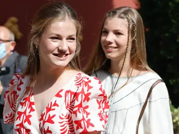 La princesa Leonor y la infanta Sofía en Girona La princesa Leonor y la infanta Sofía en Girona
