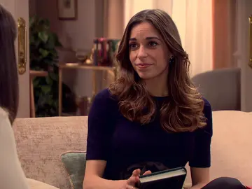 Coral recibe un regalo muy especial de Paloma: ¡Un libro de nombres para su bebé! Coral recibe un regalo muy especial de Paloma: ¡Un libro de nombres para su bebé!