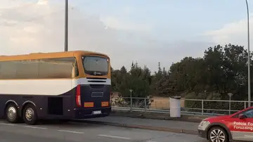 Conducía un autobús con pasajeros mientras se drogaba y los pasajeros avisan a la policía en Marcilla, Navarra Conducía un autobús con pasajeros mientras se drogaba y los pasajeros avisan a la policía en Marcilla, Navarra