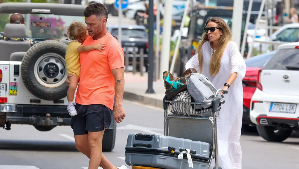 Fonsi Nieto y Marta Castro con su hijo en Ibiza
