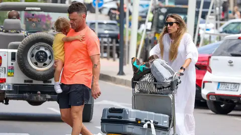 Fonsi Nieto y Marta Castro con su hijo en Ibiza Fonsi Nieto y Marta Castro con su hijo en Ibiza