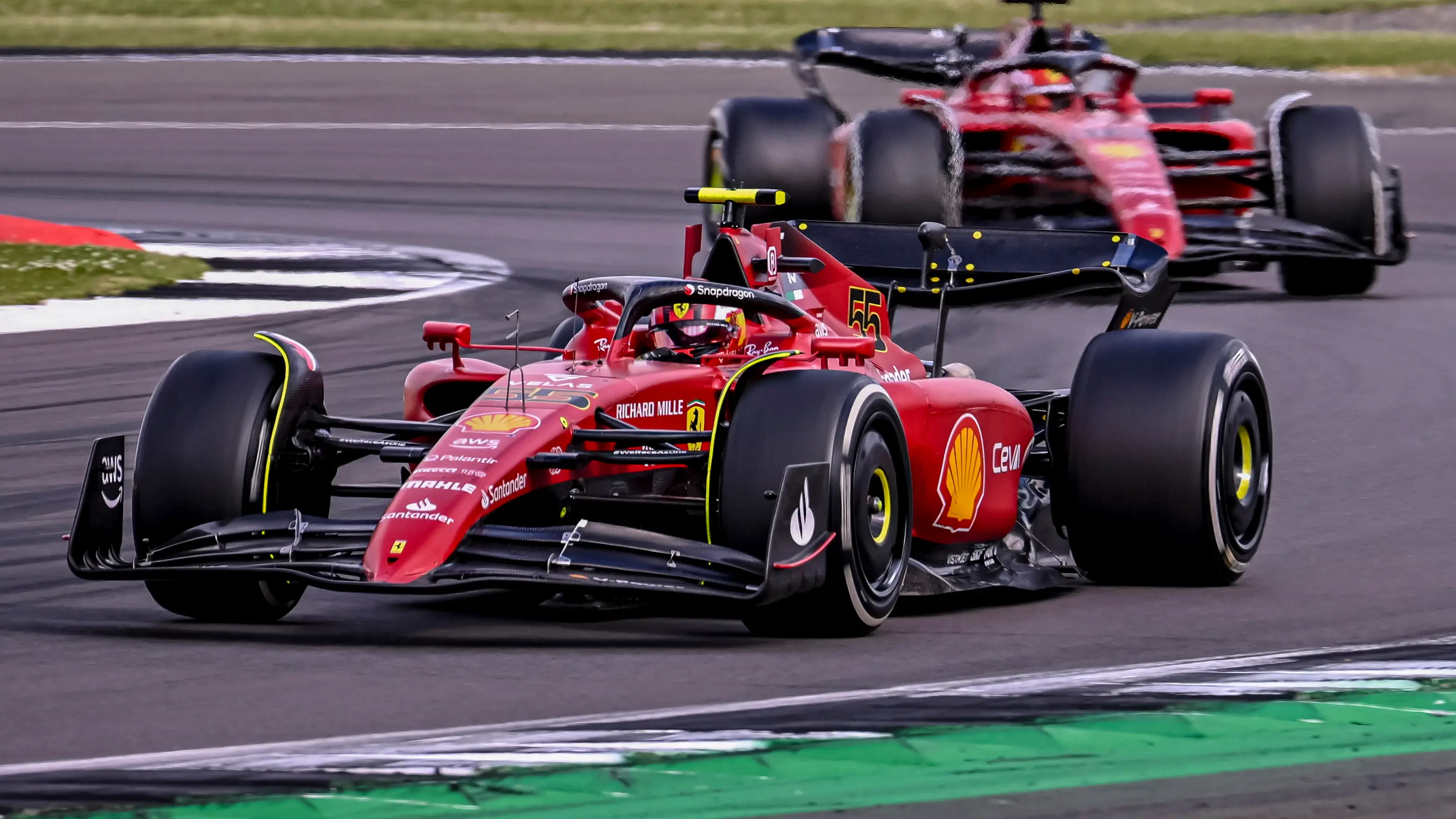 Carlos Sainz y Charles Leclerc pilotan en Silverstone