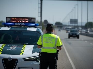 La Guardia Civil efectúa un control de tráfico