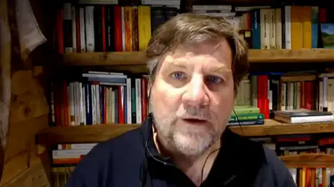 El meteorólogo italiano Luca Mercalli, sobre el desprendimiento en los Alpes: "Tuvimos temperaturas de 10 grados a 3.000 metros" El meteorólogo italiano Luca Mercalli, sobre el desprendimiento en los Alpes: "Tuvimos temperaturas de 10 grados a 3.000 metros"