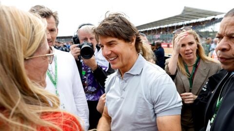 Tom Cruise habla con los asistentes al GP de Fórmula 1 de Gran Bretaña