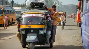 Al menos 10 muertos y 3 heridos en un tras precipitarse un autobús por un acantilado en la India Al menos 10 muertos y 3 heridos en un tras precipitarse un autobús por un acantilado en la India