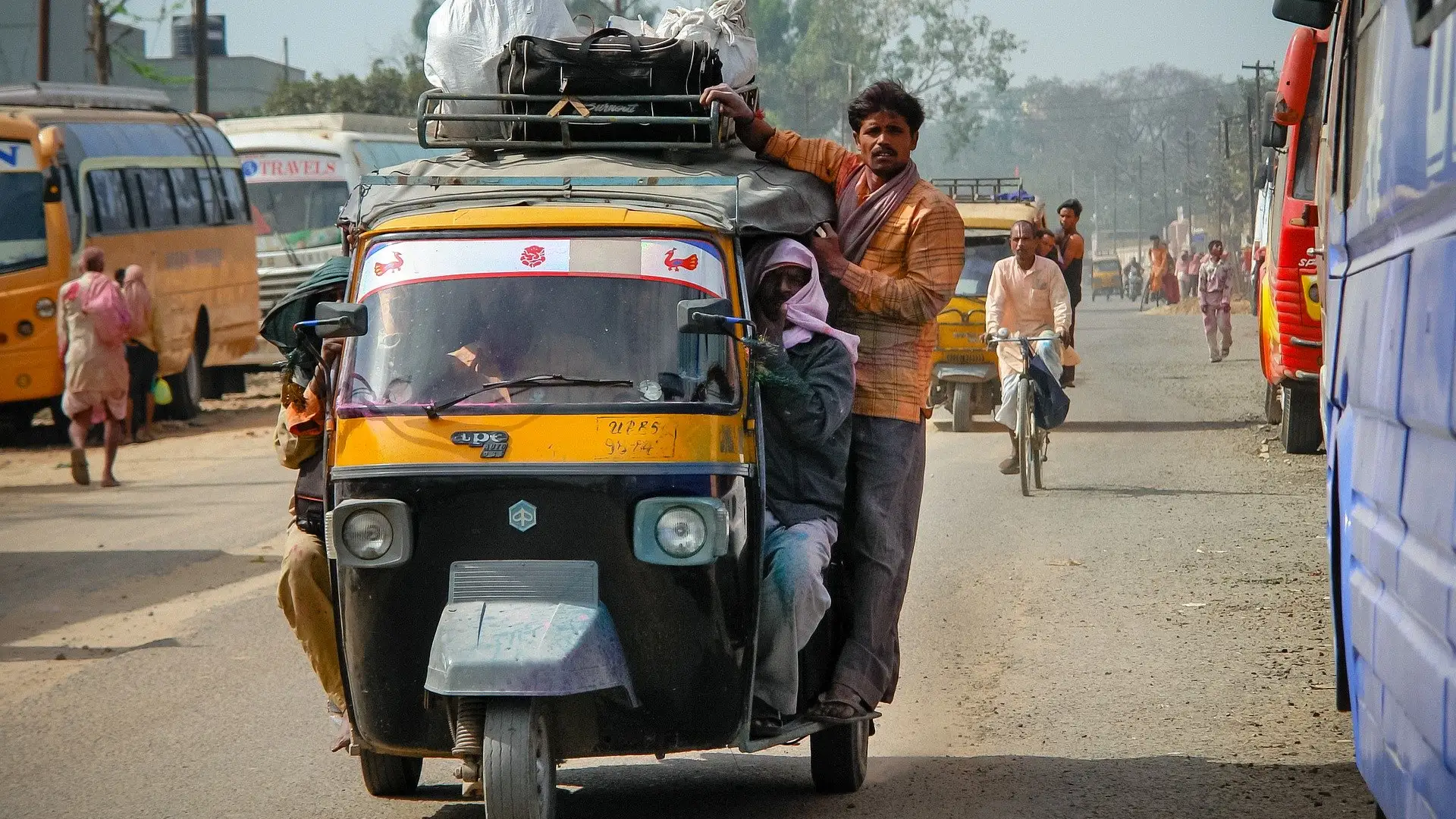 Al menos 10 muertos y 3 heridos en un tras precipitarse un autobús por un acantilado en la India Al menos 10 muertos y 3 heridos en un tras precipitarse un autobús por un acantilado en la India