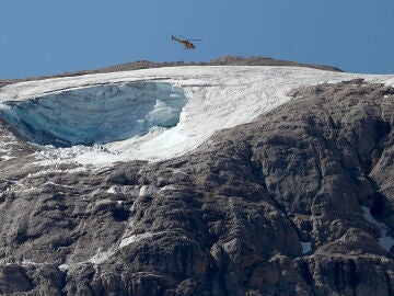 Un helicóptero en las búsquedas de los desaparecidos tras el desprendimiento de un glaciar de la Marmolada