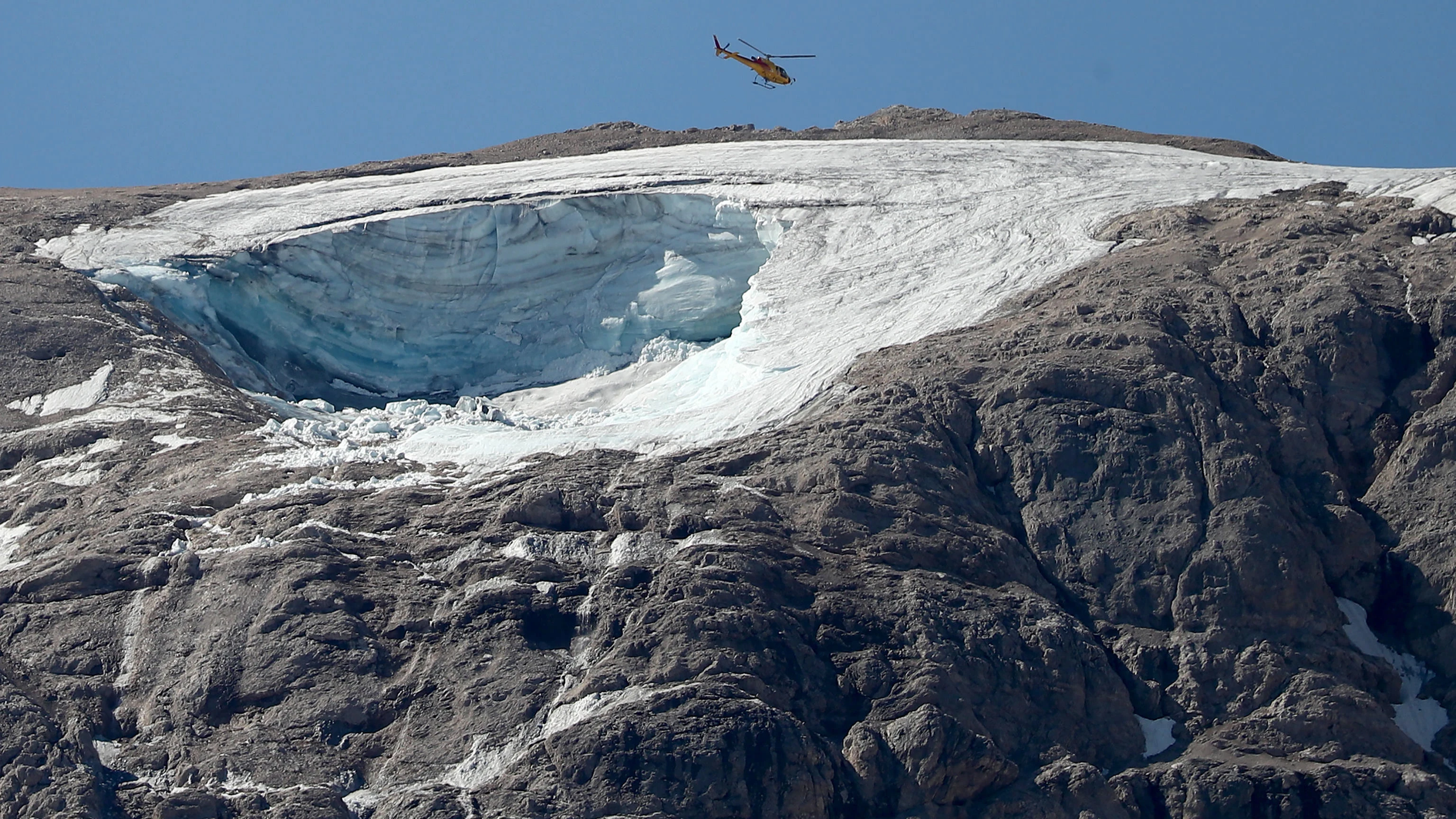 Un helicóptero en las búsquedas de los desaparecidos tras el desprendimiento de un glaciar de la Marmolada Un helicóptero en las búsquedas de los desaparecidos tras el desprendimiento de un glaciar de la Marmolada