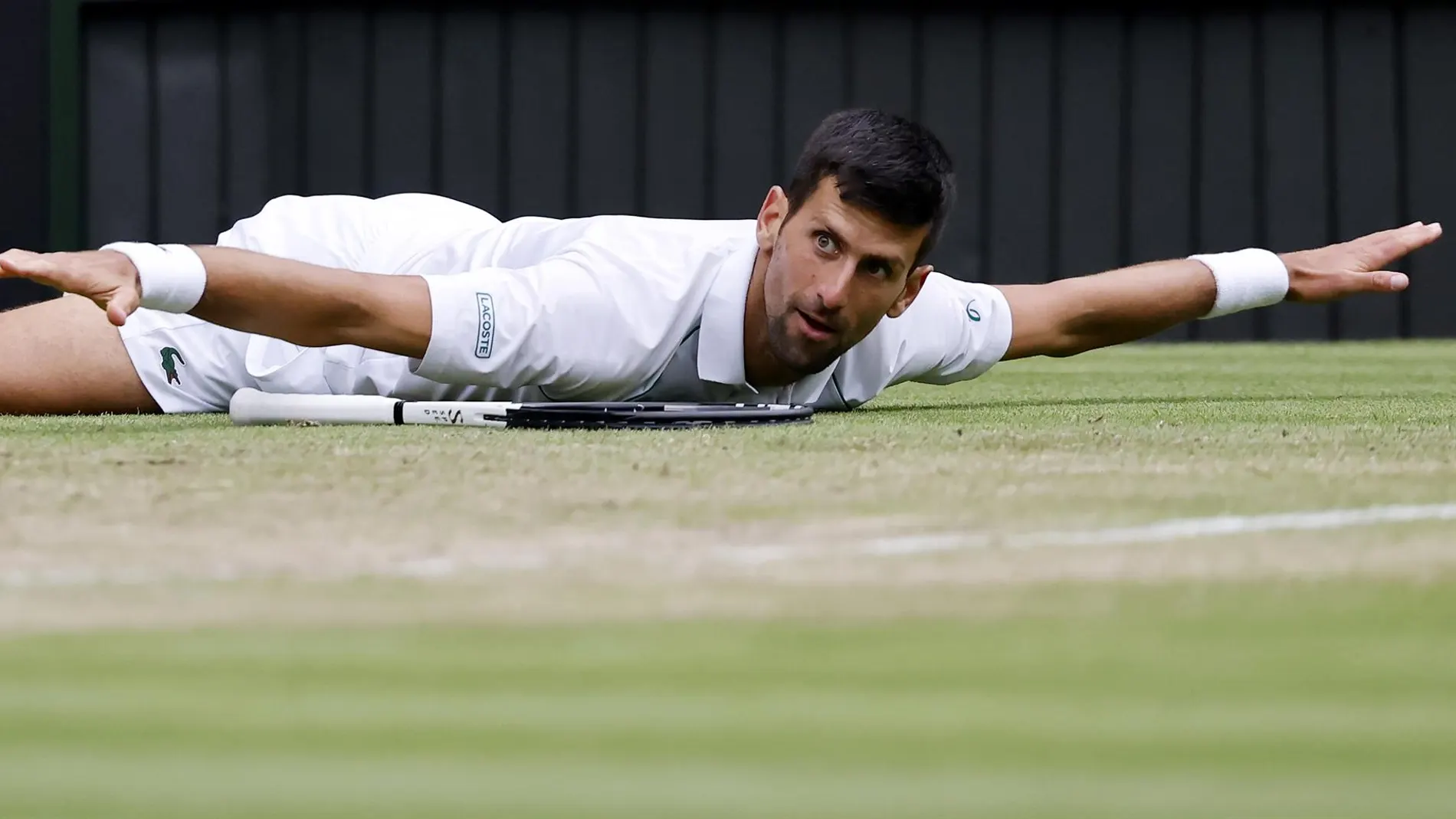 Novak Djokovic &#39;vuela&#39; hacia las semifinales