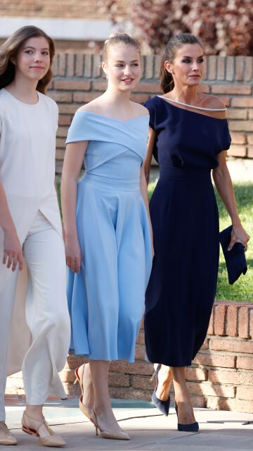 La reina Letizia junto a sus hijas, la princesa Leonor y la infanta Sofía