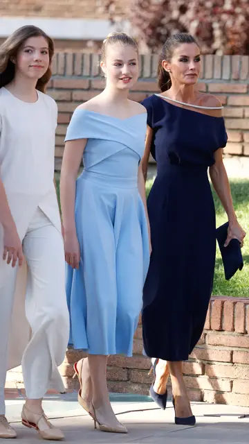 La reina Letizia junto a sus hijas, la princesa Leonor y la infanta Sofía La reina Letizia junto a sus hijas, la princesa Leonor y la infanta Sofía