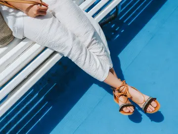 Mujer llevando sandalias Mujer llevando sandalias