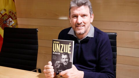 Juan Carlos Unzué con su libro