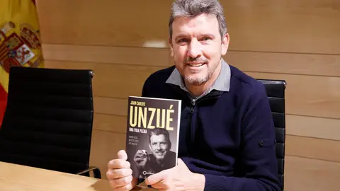 Juan Carlos Unzué con su libro Juan Carlos Unzué con su libro