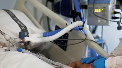 Un paciente atendido en la UCI Un paciente atendido en la UCI