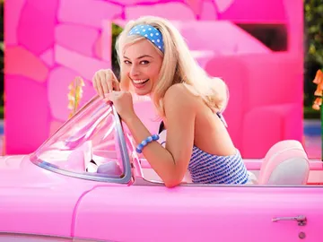 El cumpleaños a lo Barbie de Margot Robbie durante el rodaje, con sorpresa de su marido incluida El cumpleaños a lo Barbie de Margot Robbie durante el rodaje, con sorpresa de su marido incluida