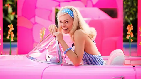 El cumpleaños a lo Barbie de Margot Robbie durante el rodaje, con sorpresa de su marido incluida El cumpleaños a lo Barbie de Margot Robbie durante el rodaje, con sorpresa de su marido incluida