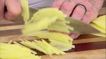 Corta las patatas paja