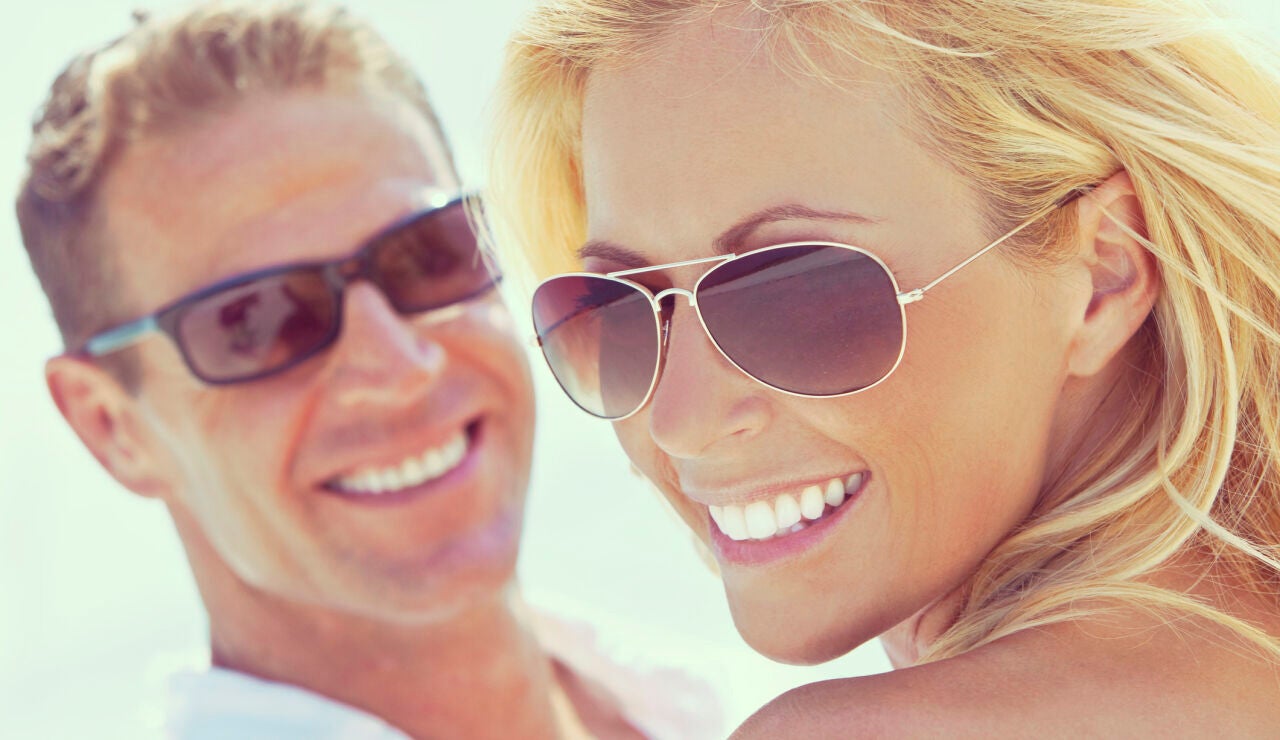 Hombre y mujer con gafas de sol