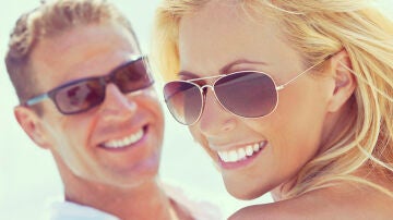Hombre y mujer con gafas de sol
