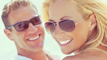 Hombre y mujer con gafas de sol