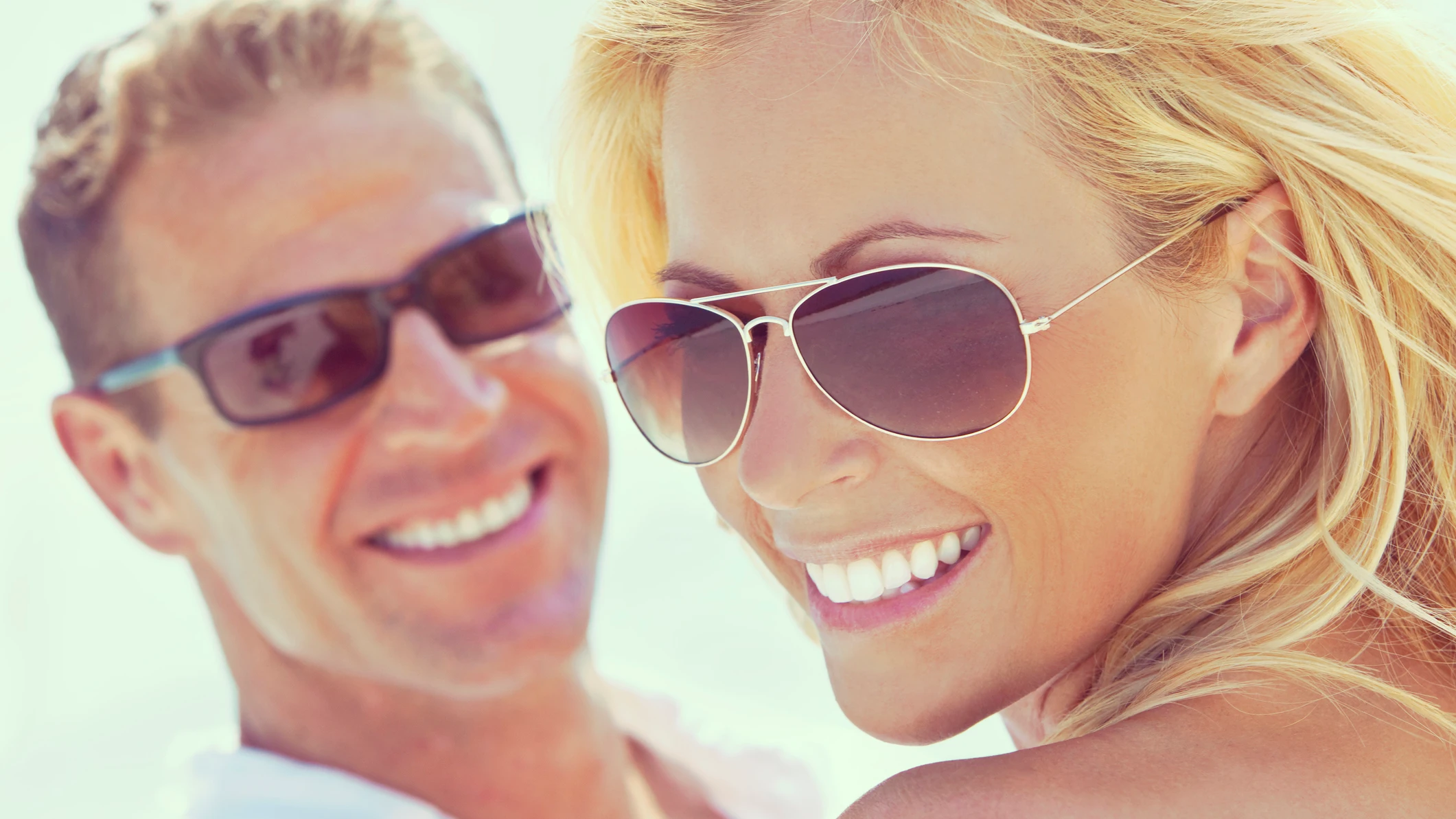 Hombre y mujer con gafas de sol Hombre y mujer con gafas de sol