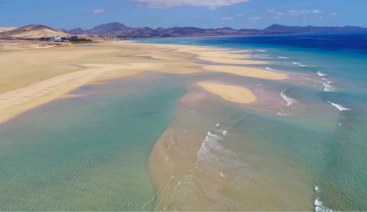 La paradisíaca playa española en la que se forman dos orillas