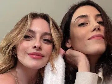 Cansu Dere, Melis Sezen, Caner Cindoruk... Así de bien se lo pasan los protagonistas de 'Infiel' tras las cámaras Cansu Dere, Melis Sezen, Caner Cindoruk... Así de bien se lo pasan los protagonistas de 'Infiel' tras las cámaras