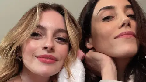 Cansu Dere, Melis Sezen, Caner Cindoruk... Así de bien se lo pasan los protagonistas de 'Infiel' tras las cámaras Cansu Dere, Melis Sezen, Caner Cindoruk... Así de bien se lo pasan los protagonistas de 'Infiel' tras las cámaras