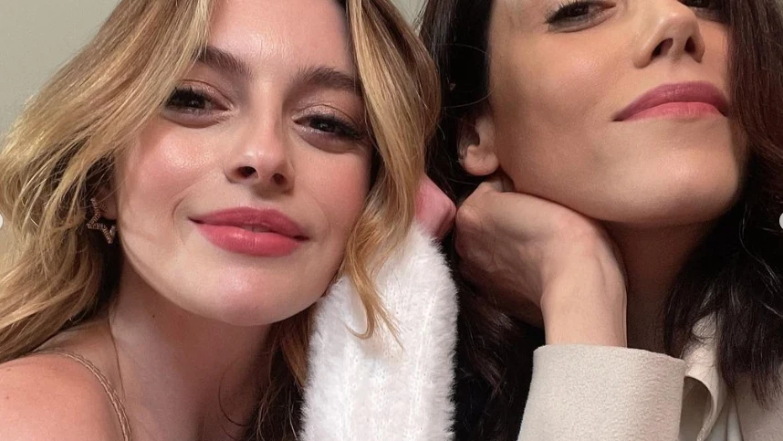 Cansu Dere, Melis Sezen, Caner Cindoruk... Así de bien se lo pasan los protagonistas de 'Infiel' tras las cámaras Cansu Dere, Melis Sezen, Caner Cindoruk... Así de bien se lo pasan los protagonistas de 'Infiel' tras las cámaras