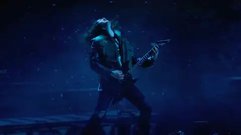 Eddie Munson toca un solo de guitarra en el final de 'Stranger Things 4' Eddie Munson toca un solo de guitarra en el final de 'Stranger Things 4'