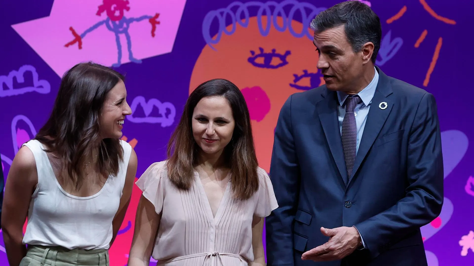 Irene Montero, Ione Belarra y Pedro S&aacute;nchez