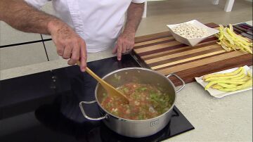 Agrega las verduras a la cazuela
