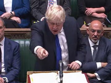 Boris Johnson se niega a dimitir pese al tambaleo y las presiones de su Gobierno