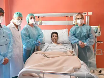 Un hombre a punto de morir se casa en la UCI y pocas horas después llega un corazón compatible para el trasplante Un hombre a punto de morir se casa en la UCI y pocas horas después llega un corazón compatible para el trasplante