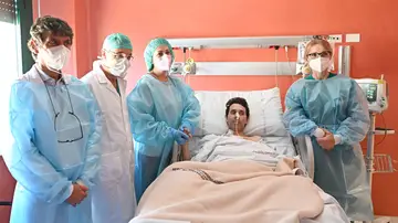 Un hombre a punto de morir se casa en la UCI y pocas horas después llega un corazón compatible para el trasplante Un hombre a punto de morir se casa en la UCI y pocas horas después llega un corazón compatible para el trasplante