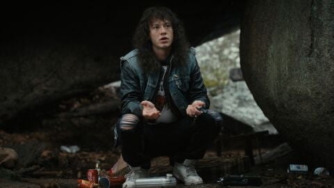Joseph Quinn como Eddie Munson