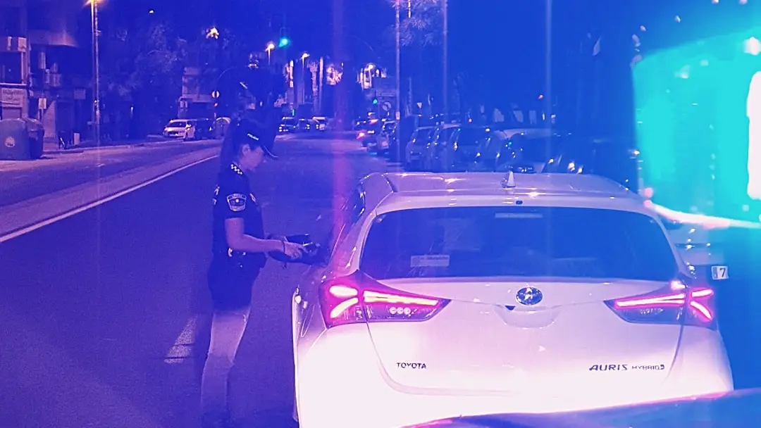 Denuncian a un conductor por conducir borracho y desnudo