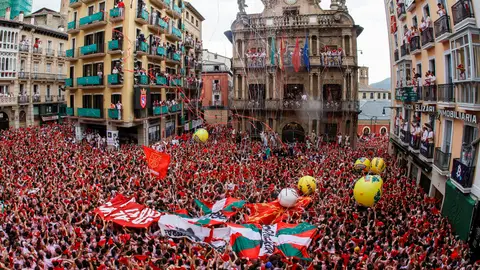 Cientos de personas disfrutan tras el chupinazo en la Plaza Consistorial de PamplonaCientos de personas disfrutan tras el chupinazo en la Plaza Consistorial de Pamplona Cientos de personas disfrutan tras el chupinazo en la Plaza Consistorial de PamplonaCientos de personas disfrutan tras el chupinazo en la Plaza Consistorial de Pamplona