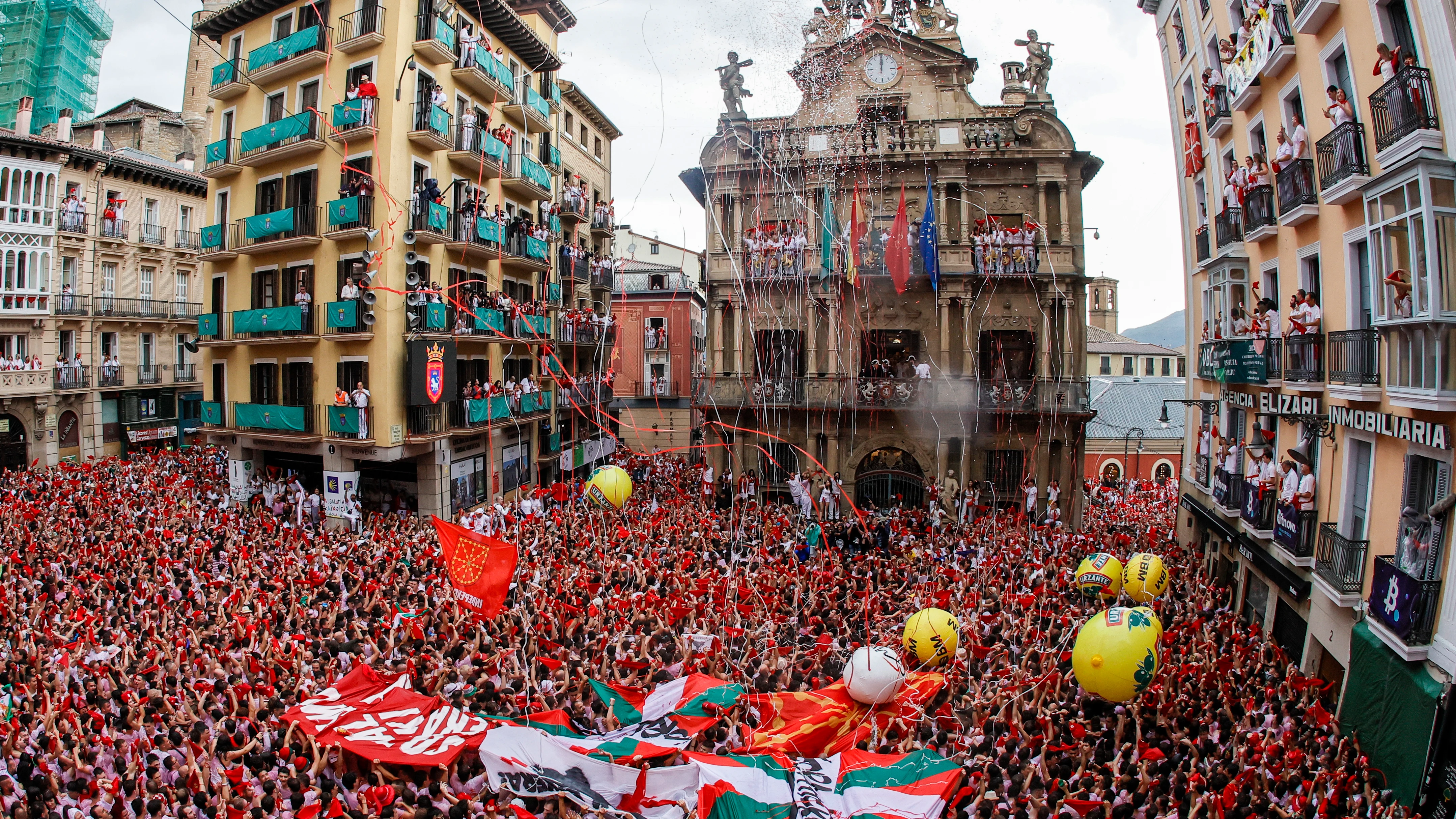 Cientos de personas disfrutan tras el chupinazo en la Plaza Consistorial de PamplonaCientos de personas disfrutan tras el chupinazo en la Plaza Consistorial de Pamplona Cientos de personas disfrutan tras el chupinazo en la Plaza Consistorial de PamplonaCientos de personas disfrutan tras el chupinazo en la Plaza Consistorial de Pamplona