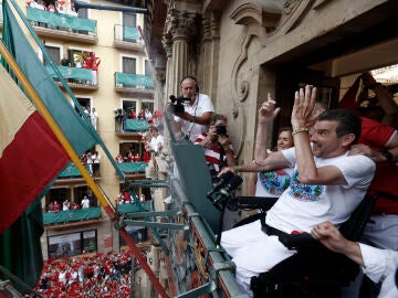 Juan Carlos Unzué lanza el chupinazo desde el balcón del Ayuntamiento