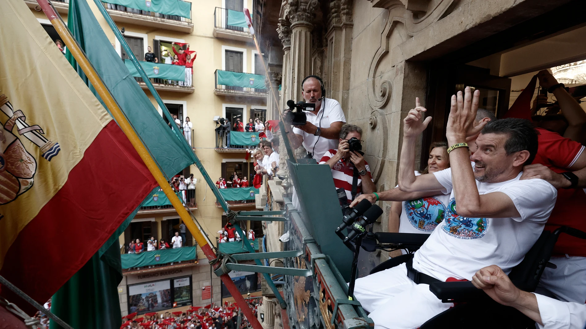 Juan Carlos Unzué lanza el chupinazo desde el balcón del Ayuntamiento